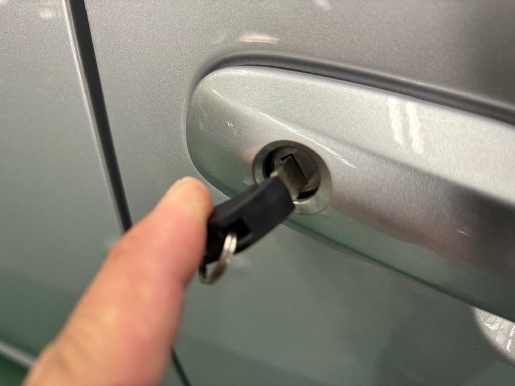 作製したメカニカルキーをヤリスのドアシリンダーにさして動作を確認