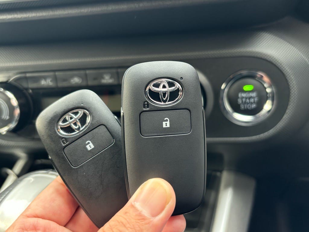 スマートキー登録が完了。ライズのスタートボタンの近くでスマートキーを持っている