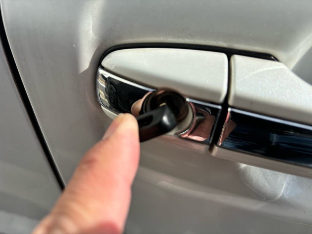 作製したメカニカルキーをクラウンのドアシリンダーにさして動作を確認