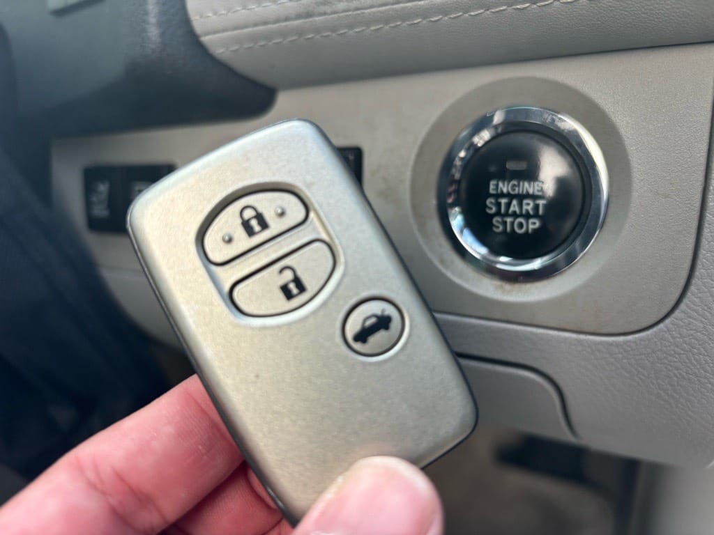 クラウンのスマートキー登録が完了。スタートボタンの近くでスマートキーを持っている