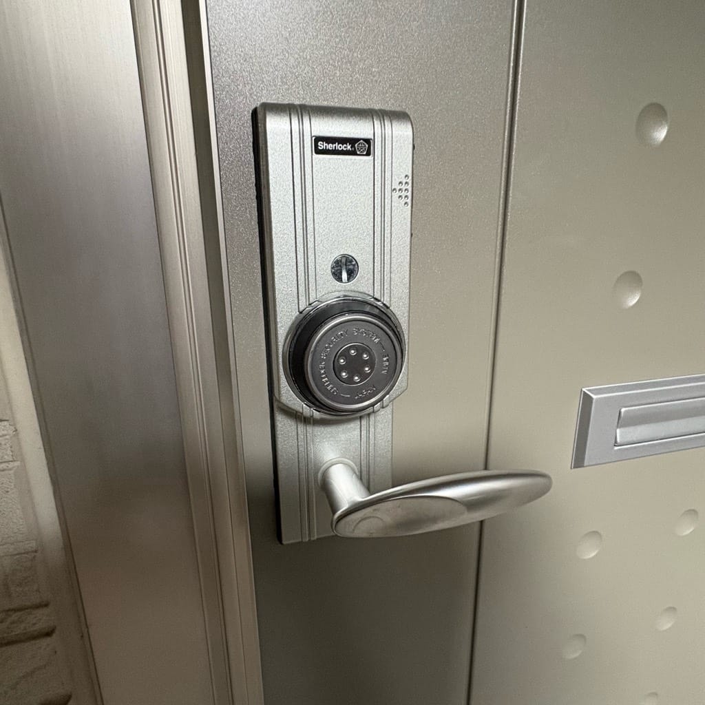 玄関ドアにはシャーロック2が取り付けられています