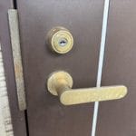 玄関ドアには1ロックレバーハンドル錠がついています