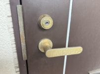 玄関ドアには1ロックレバーハンドル錠がついています