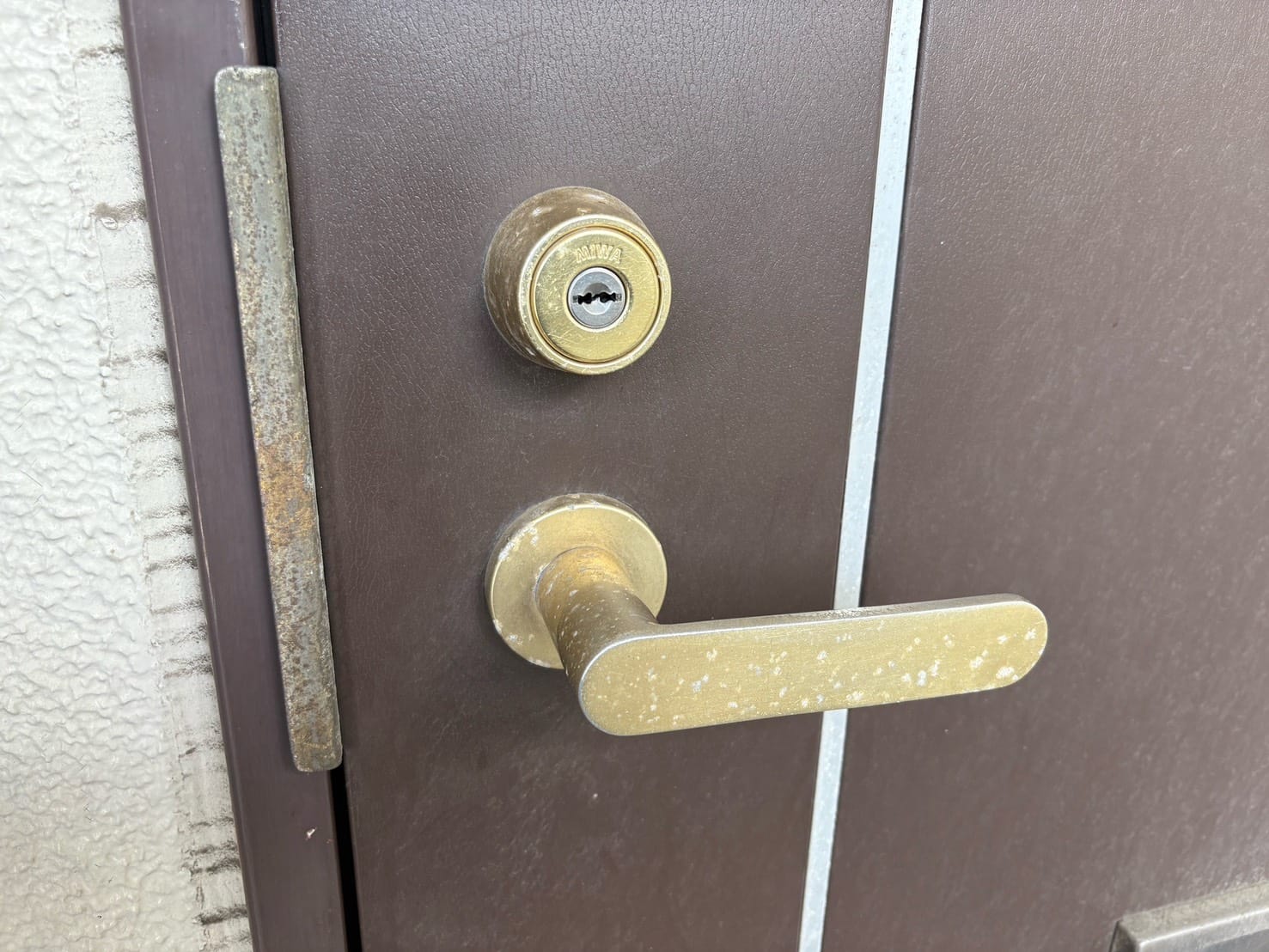 玄関ドアには1ロックレバーハンドル錠がついています