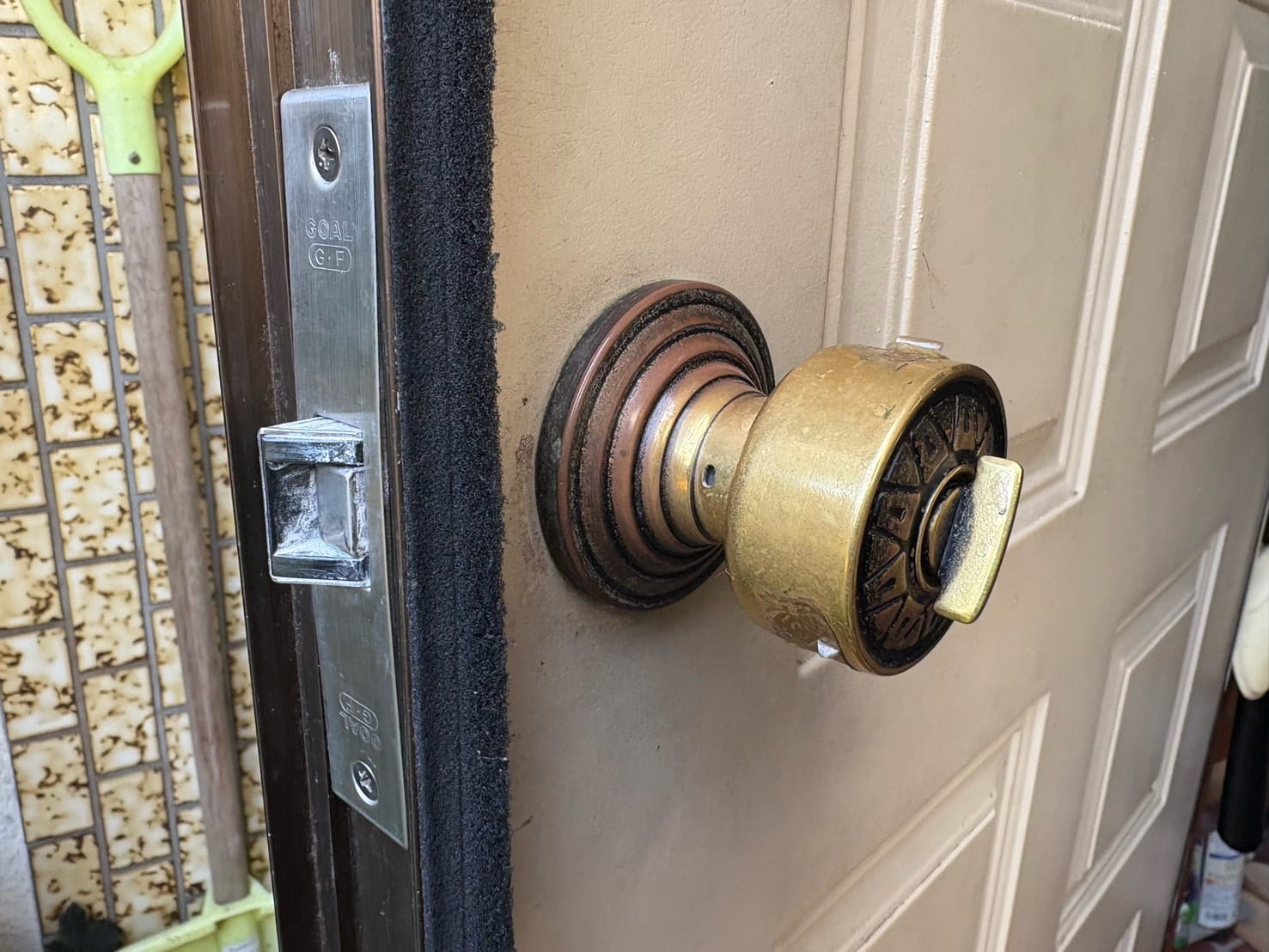 玄関ドアにはGOALの握り玉錠がついています