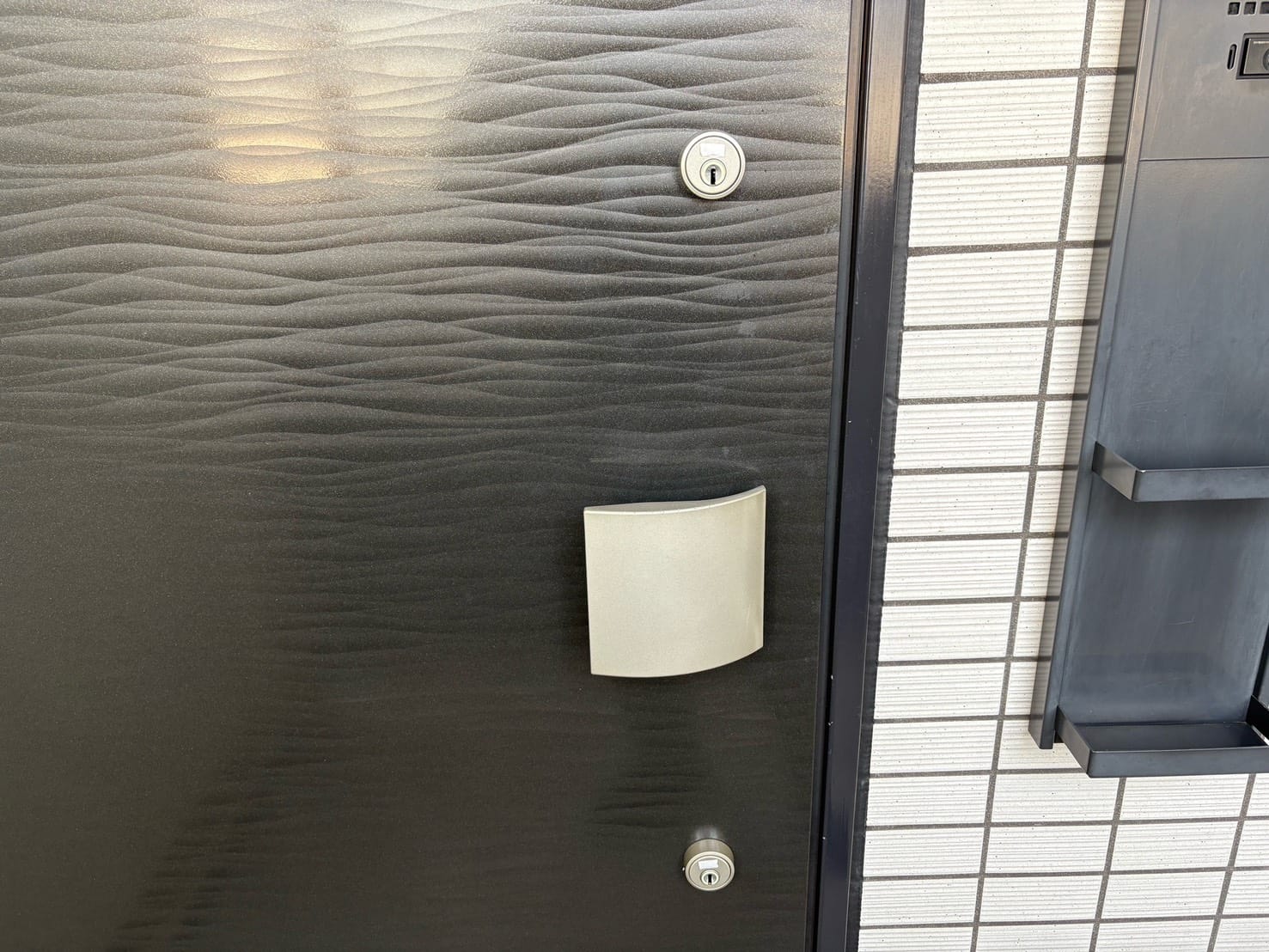 鍵修理を行う玄関ドア。シリンダーが2つついています