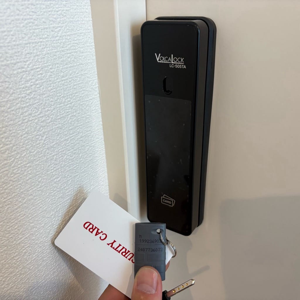 取り付け完了。電子錠の近くでカードキーと物理キーを持っている