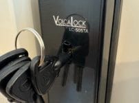 鍵穴に物理キーがささっている