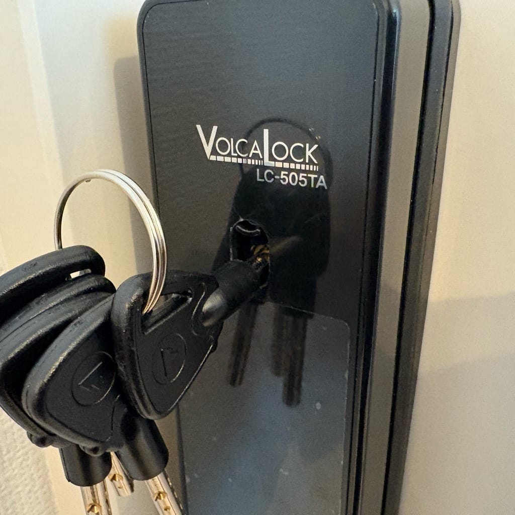 鍵穴に物理キーがささっている