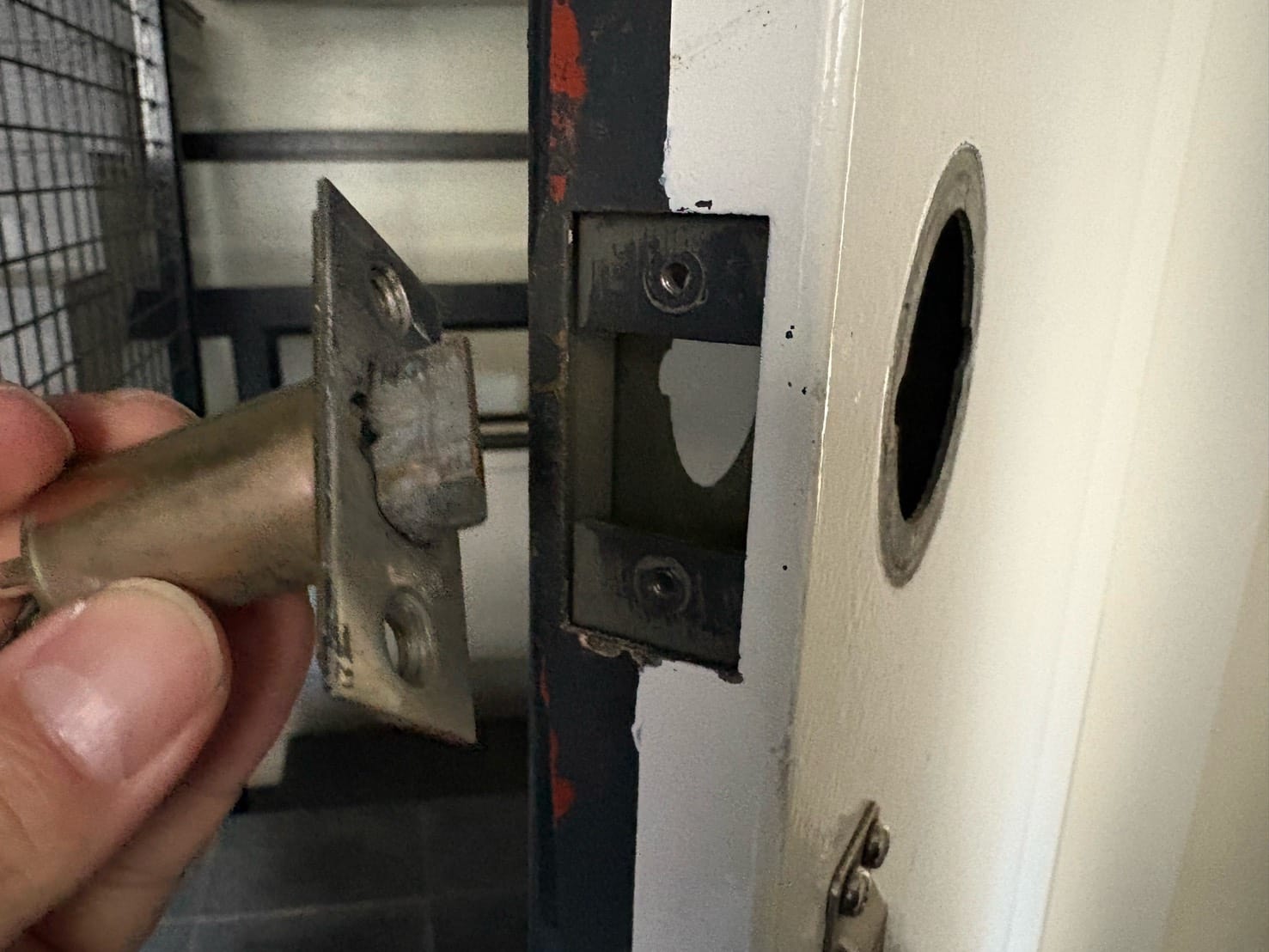 錠前を外して、交換する様子