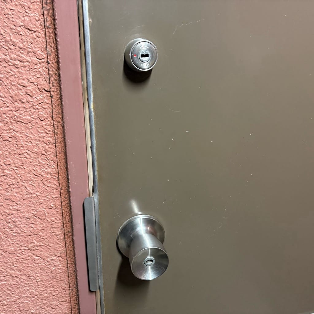 玄関ドアにはドアノブと補助錠がついている