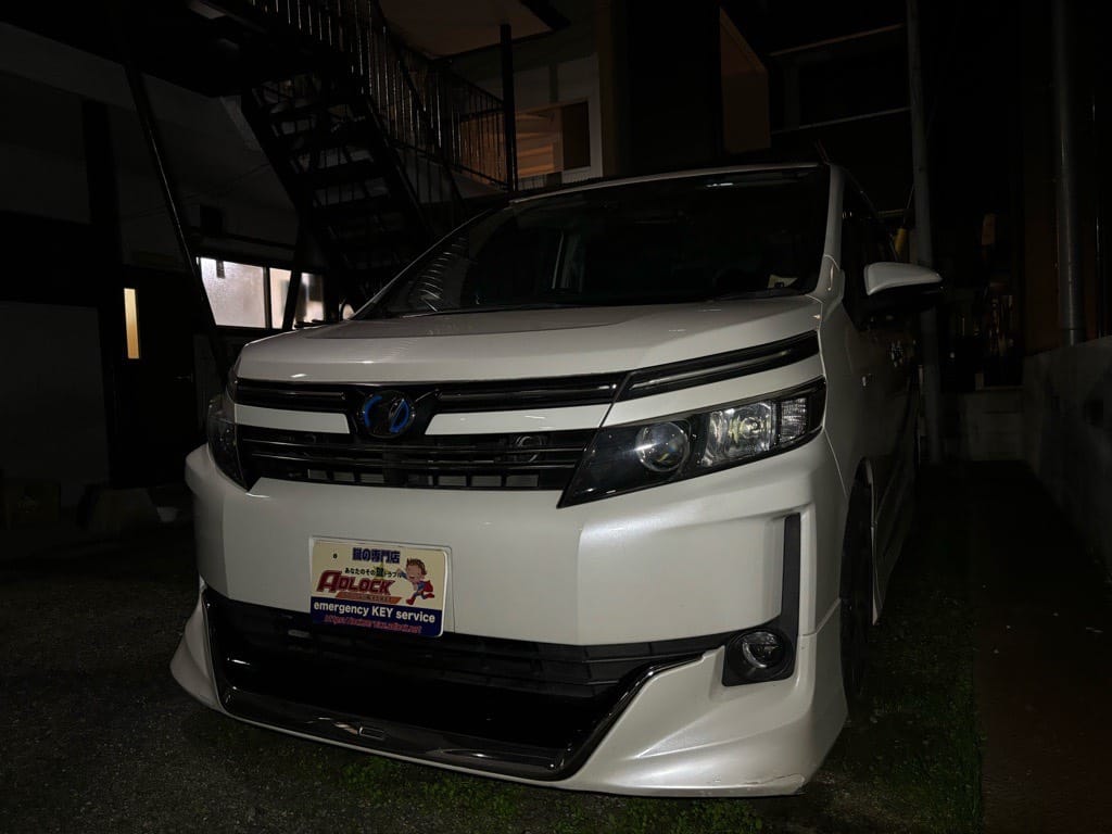 トヨタ ヴォクシー(ZWR80) 2015年式。こちらの車両の鍵を作製します