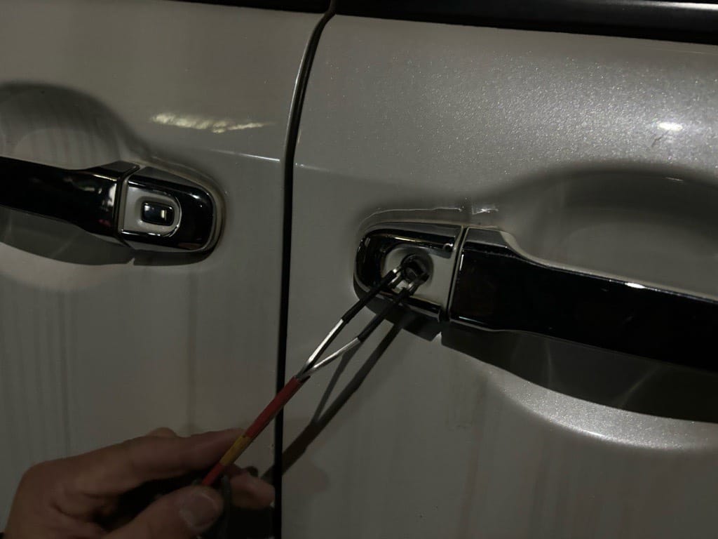 ヴォクシーの運転席ドアシリンダーをピッキングする様子