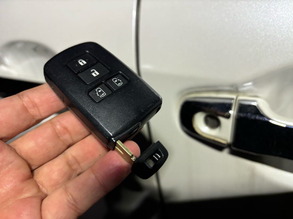 登録が完了したヴォクシーのスマートキーに作製したメカニカルキーを収納