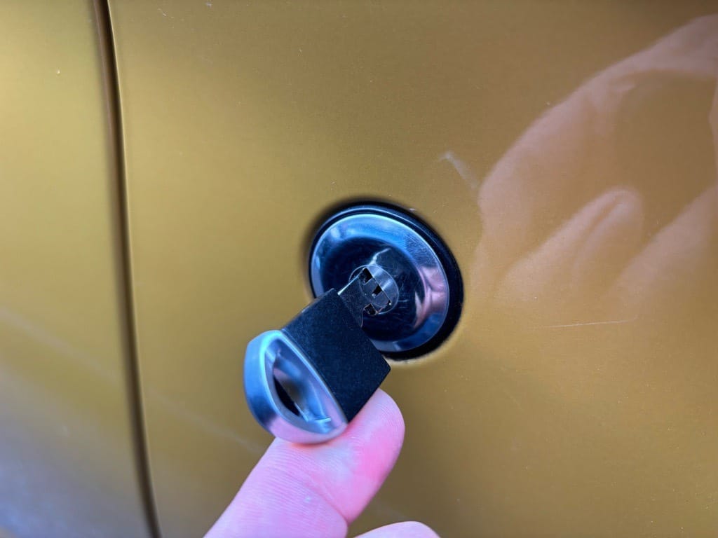 作製したメカニカルキーをドアシリンダーにさして動作を確認