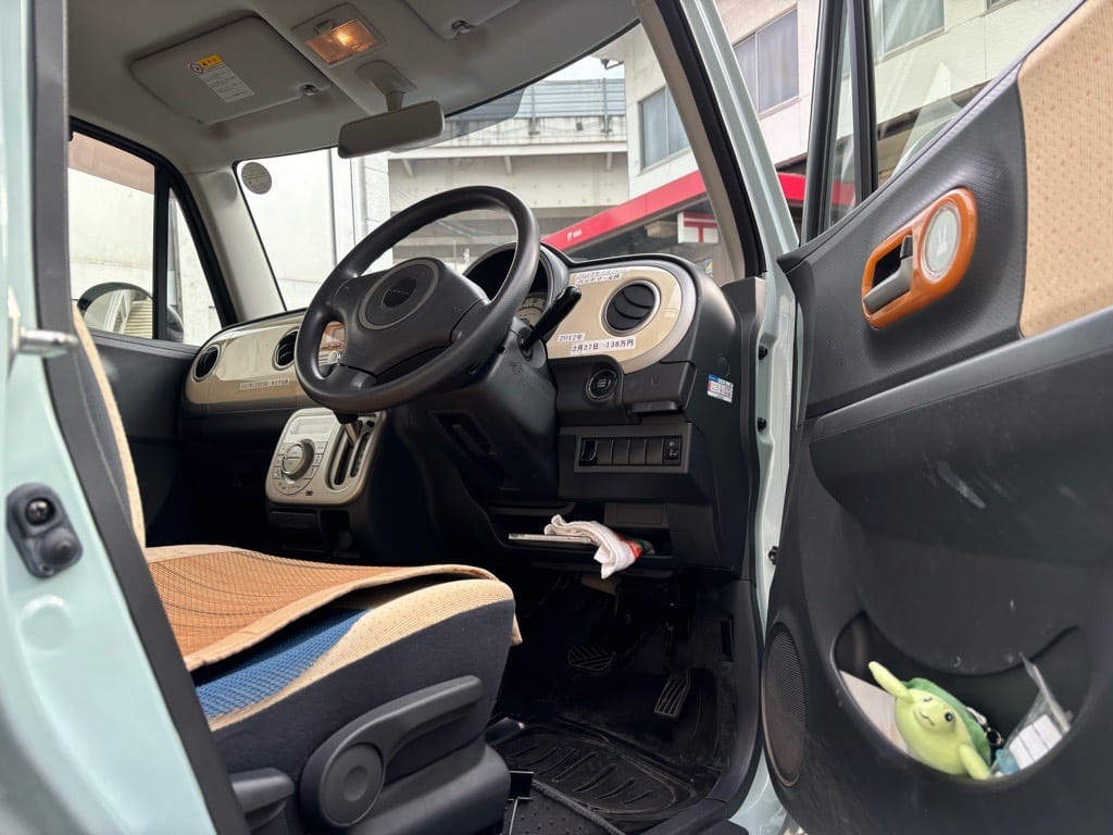 開いたアルトラパンの運転席ドア