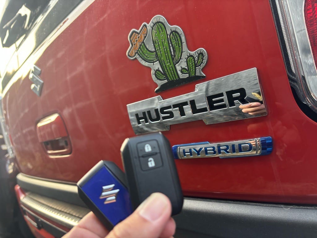 既存キーと今回新たに作製したスペアキーを手に持っている