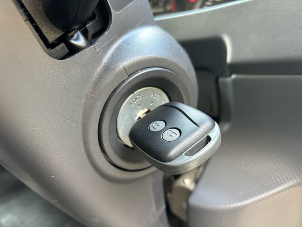 作製したエルフの鍵がイグニッションシリンダーにささっている