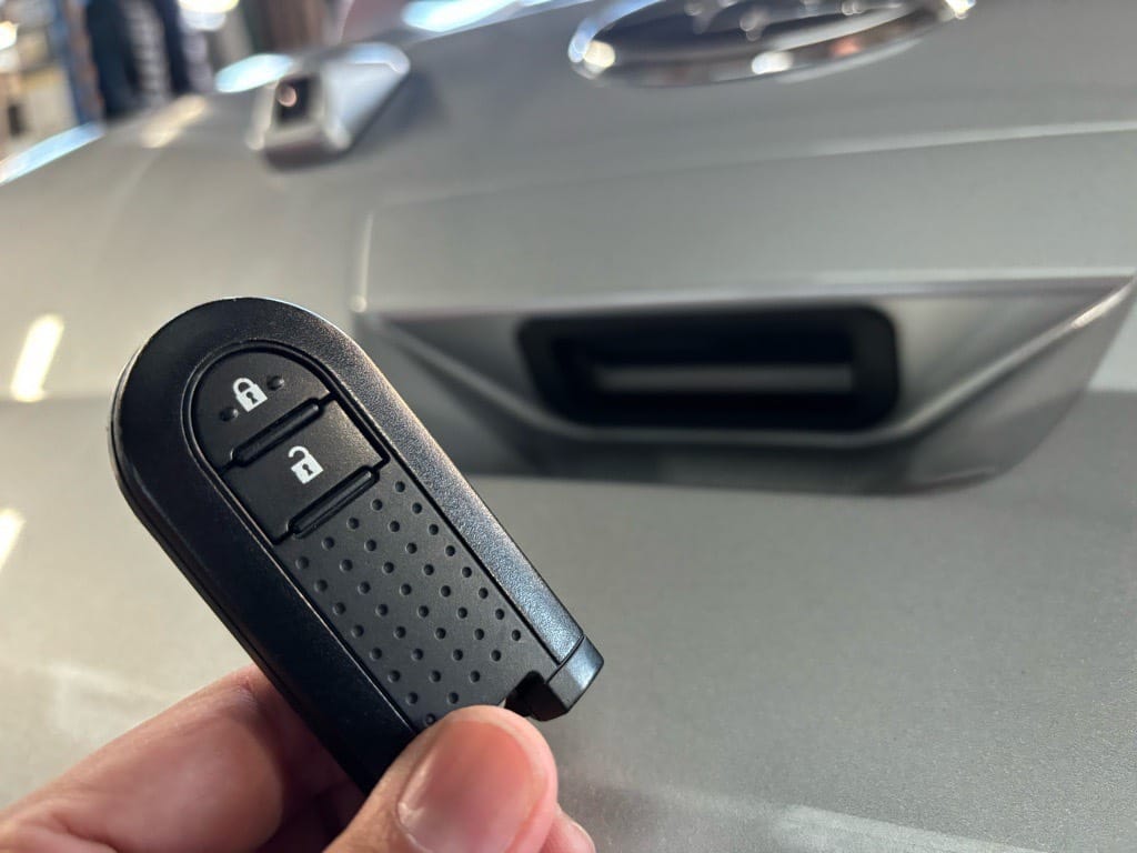 開いたリアハッチと登録完了したスマートキー