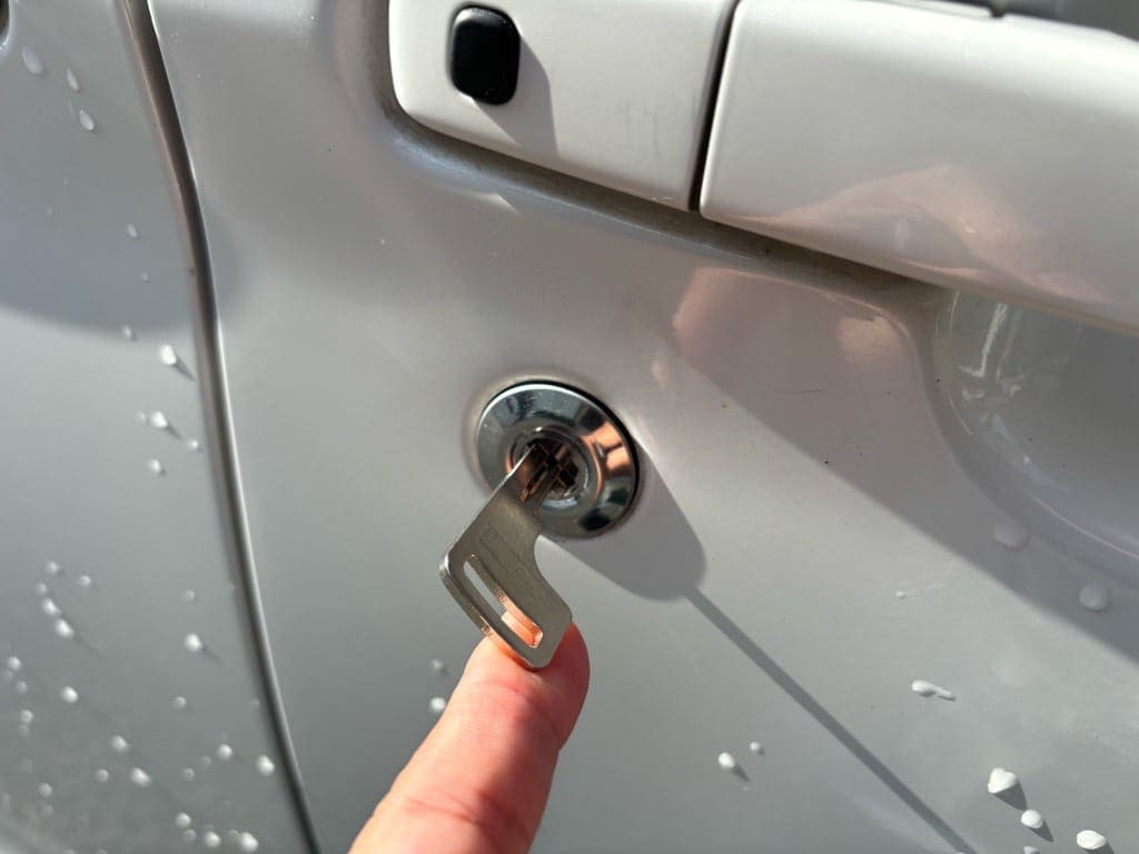 作製したメカニカルキーをekスペースのドアシリンダーにさして動作を確認