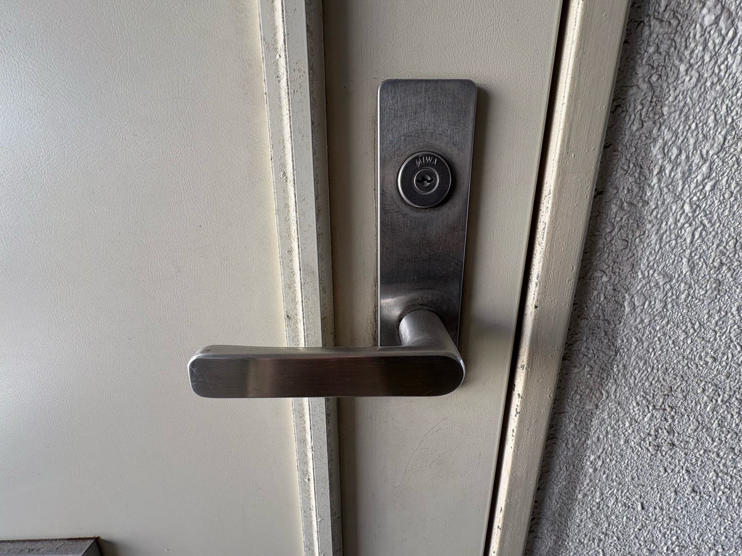 玄関扉にはMIWA社の1ロック面付け箱錠がついています