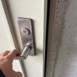 ドアを開ける様子