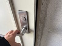 ドアを開ける様子