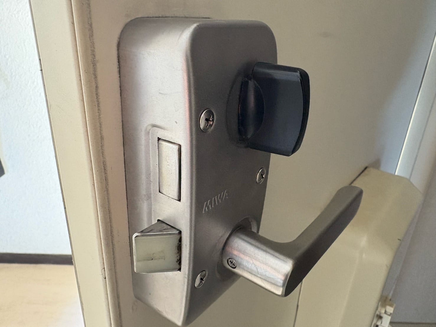 室内側の面付け箱錠