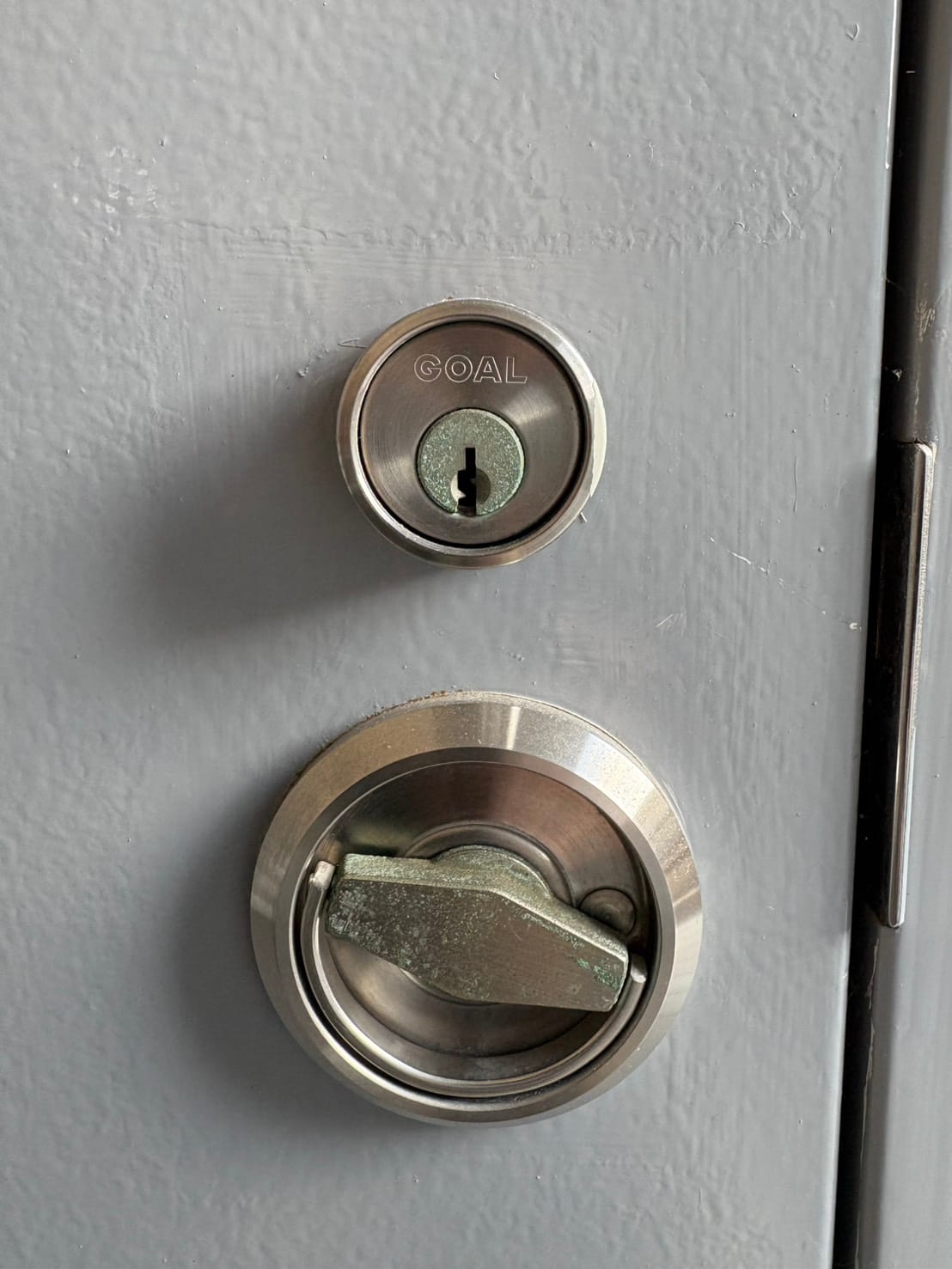 鉄製扉にはGOAL社の錠前が付いています