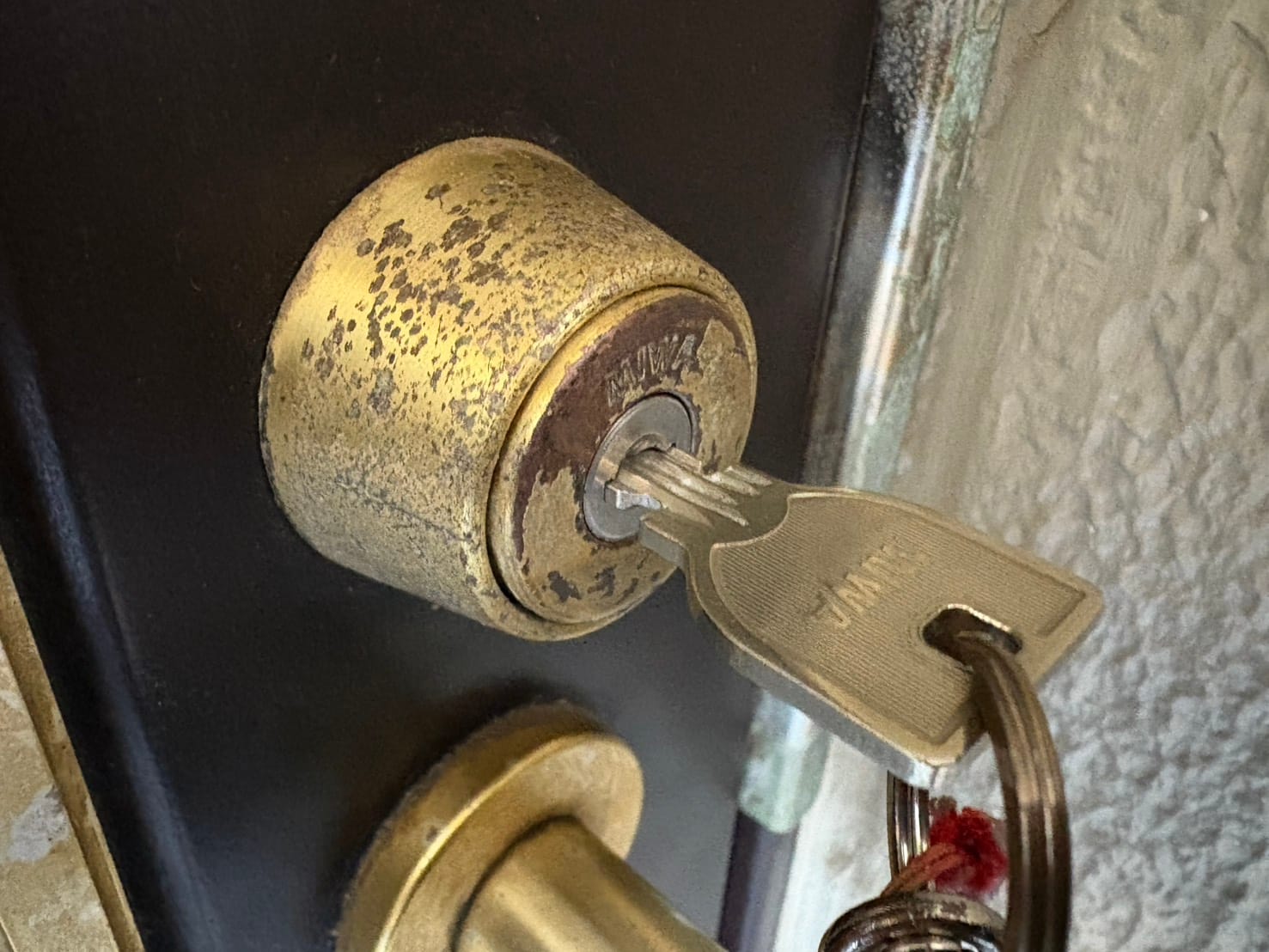 シリンダーに鍵がささったままになっている