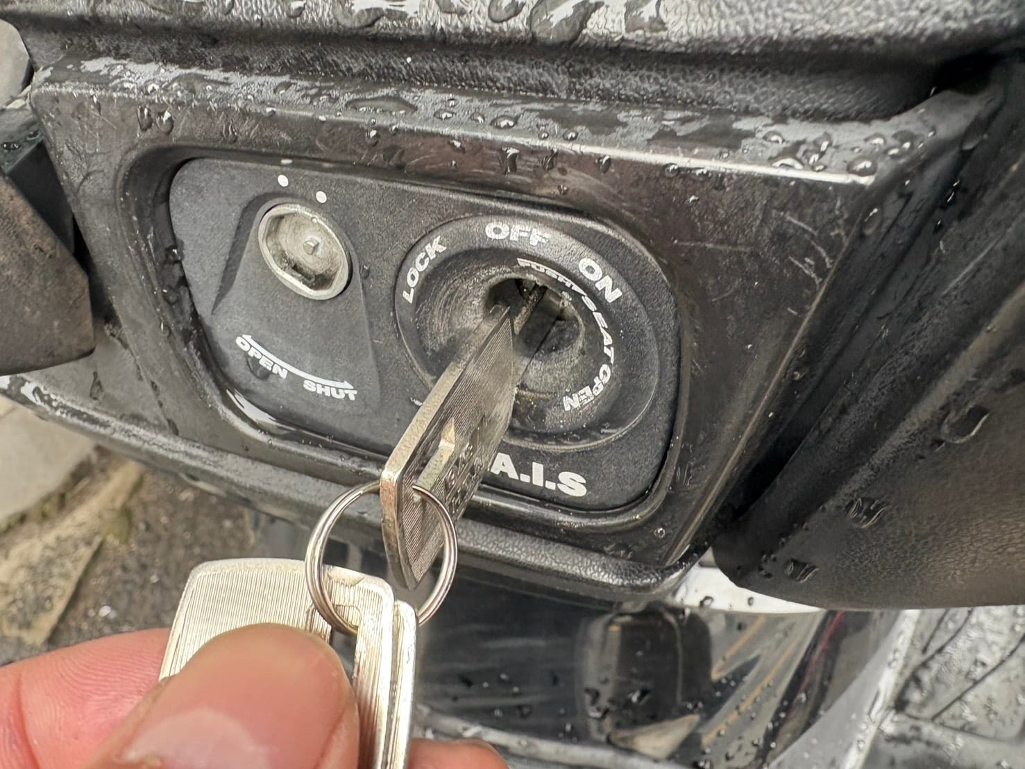 作製した鍵を鍵穴にさしている