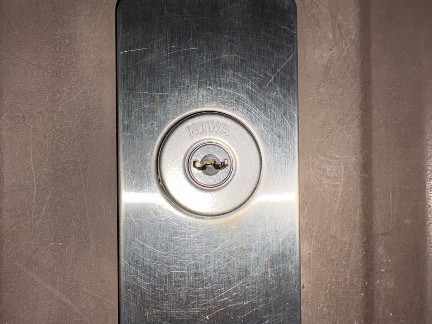 鍵穴に折れた鍵が残っている