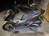 ホンダPCX125。こちらのバイクのメットインを解錠します