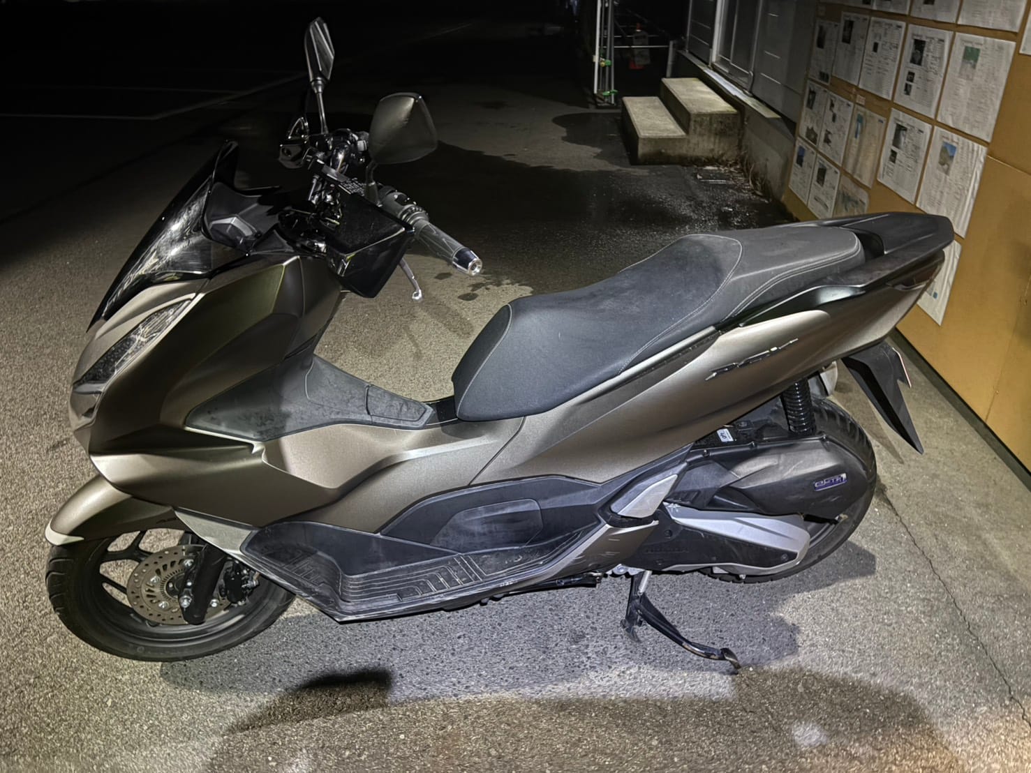 ホンダPCX125。こちらのバイクのメットインを解錠します