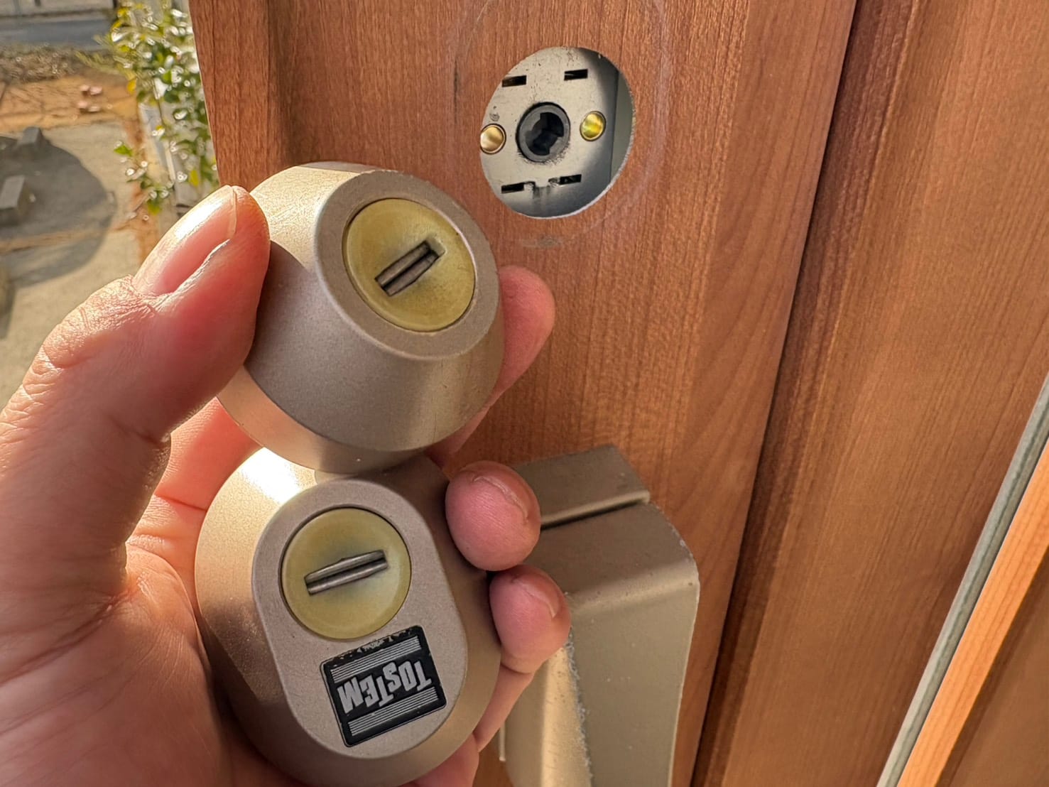 シリンダーを扉から取り外しました