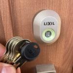 鍵交換完了。鍵穴の近くで付属の鍵を持っている