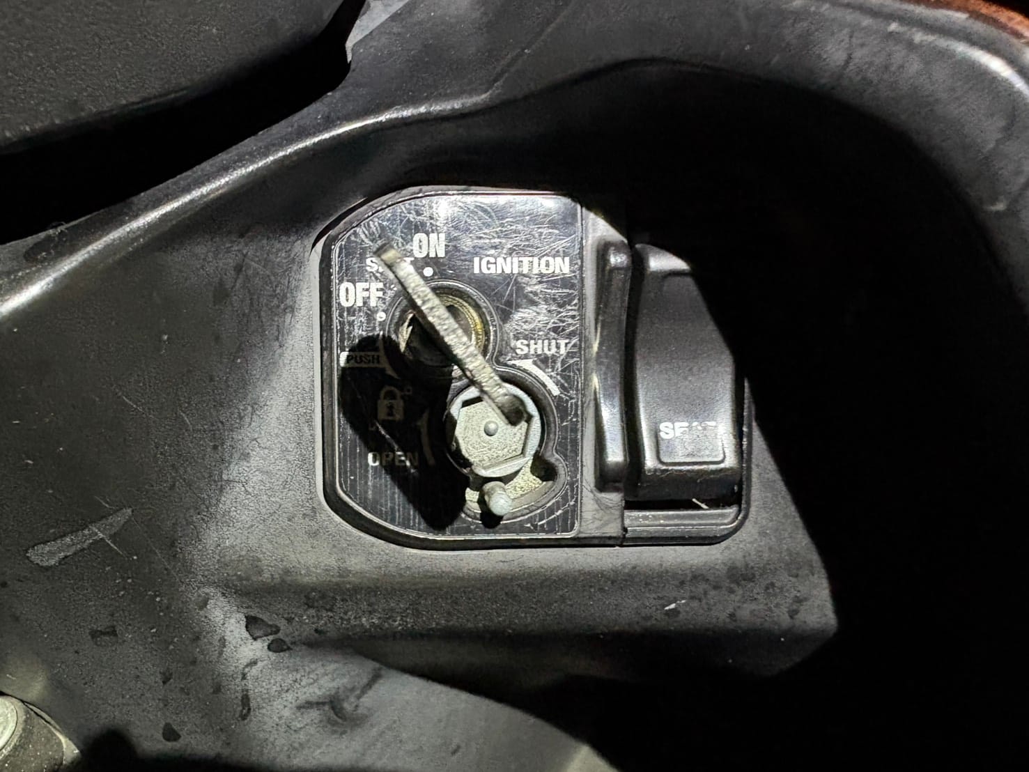 タクトのイグニッションシリンダーに作製した鍵がささっている