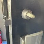 つまみが斜めを向いている