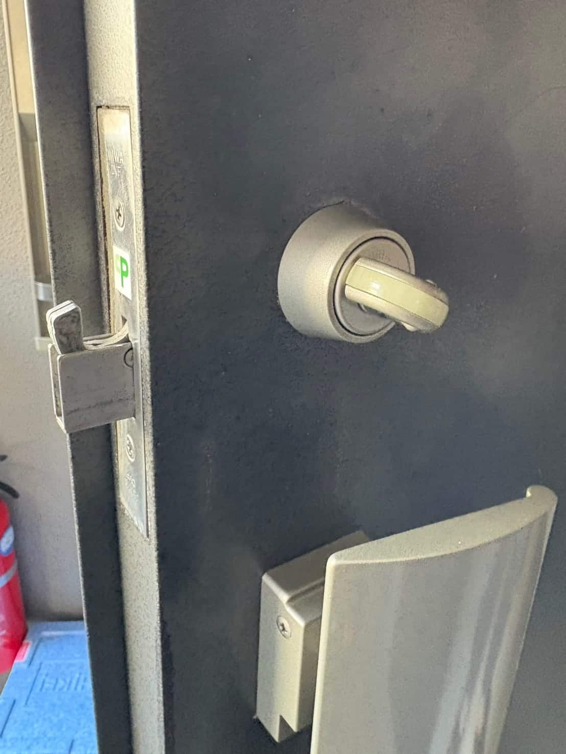 つまみが斜めを向いている