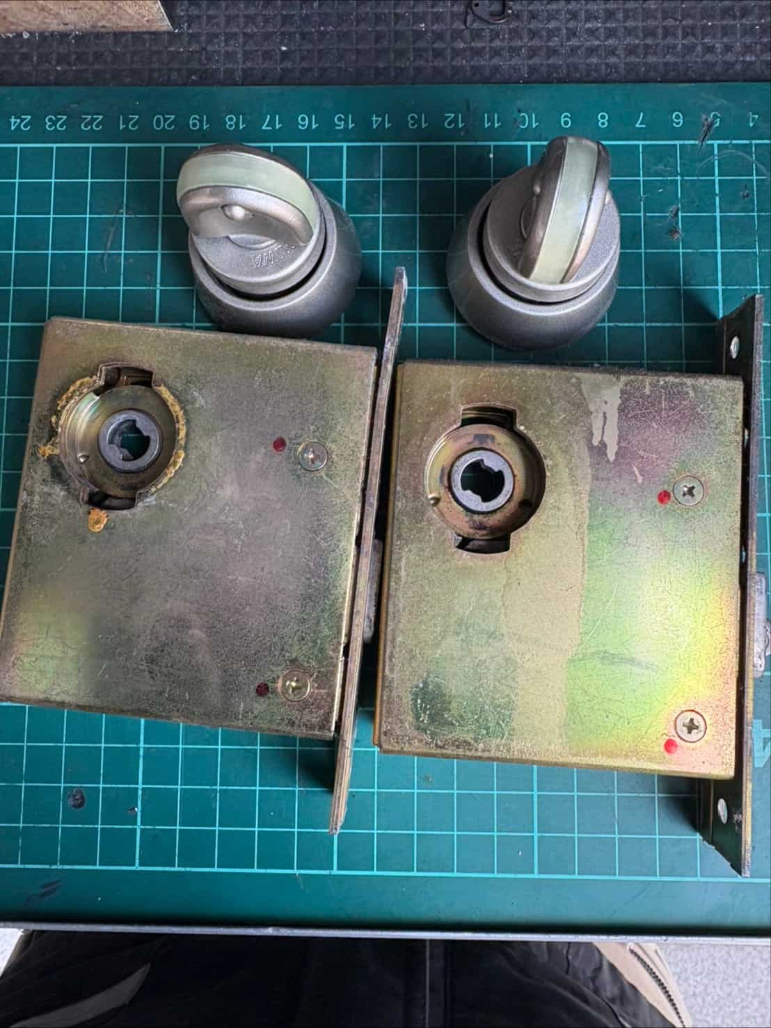 扉から取り外したケースロック