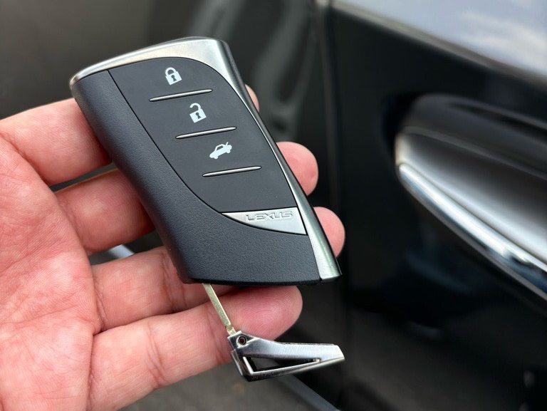 登録が完了したレクサスのスマートキーに作製したメカニカルキーを収納