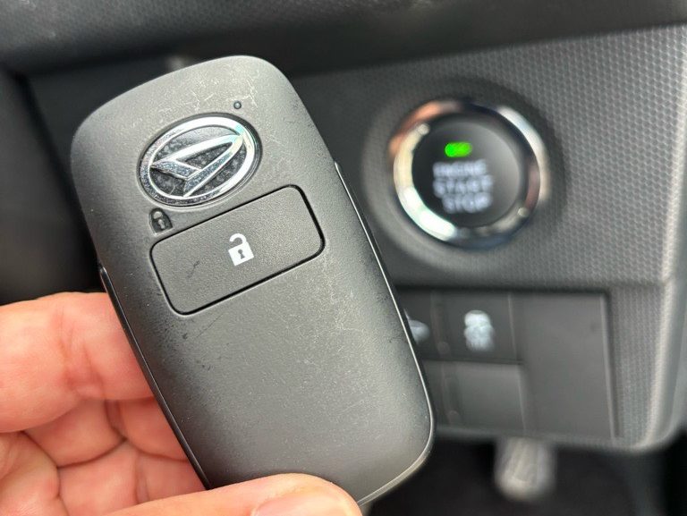 キー登録が完了。スタートボタン付近でスマートキーを持っている