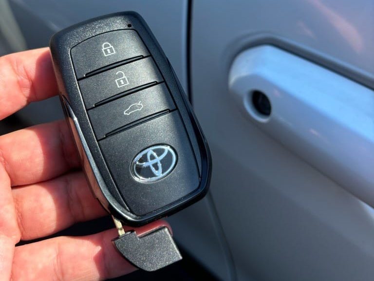 登録が完了したスマートキーに作製したメカニカルキーを収納