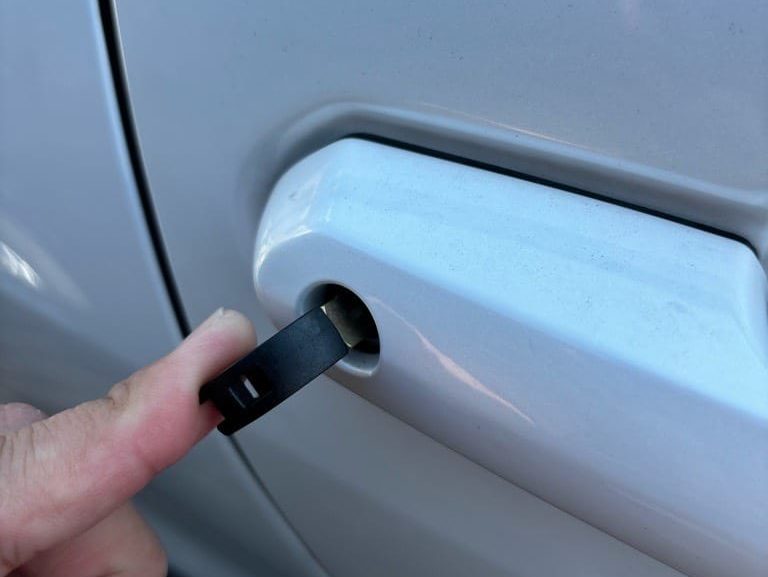 作製したメカニカルキーをクラウンクロスオーバーのドアシリンダーにさして動作を確認