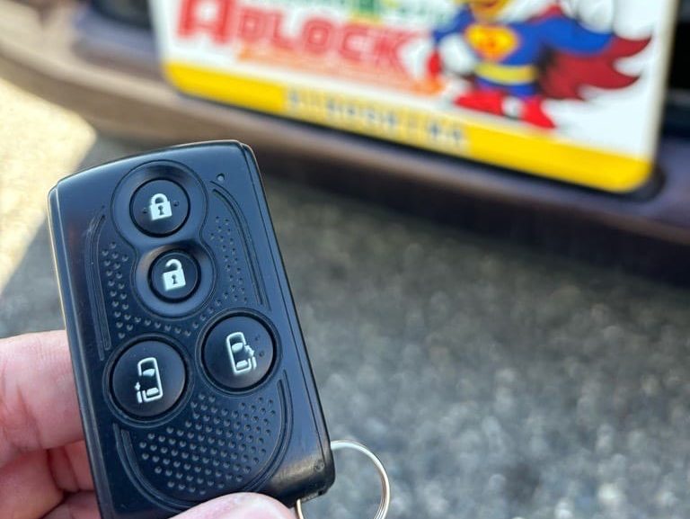 登録が完了したタントのスマートキーを持っている