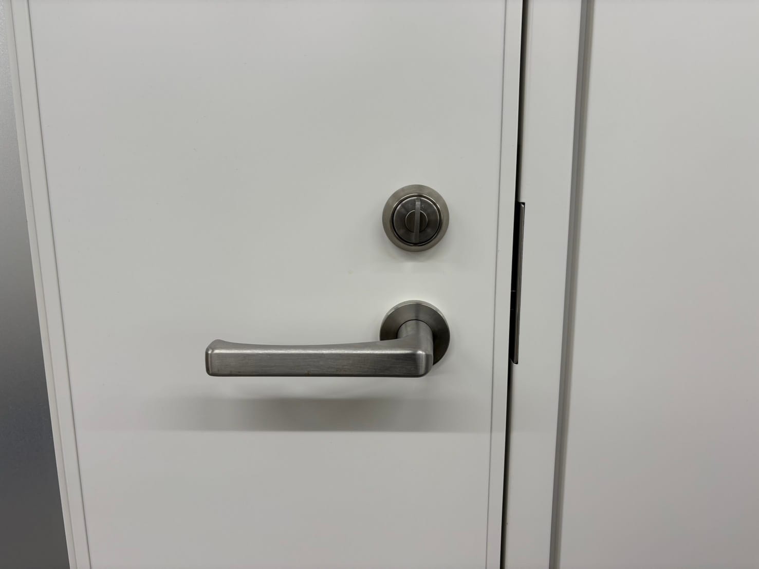 1ロックレバーハンドル錠がついた扉