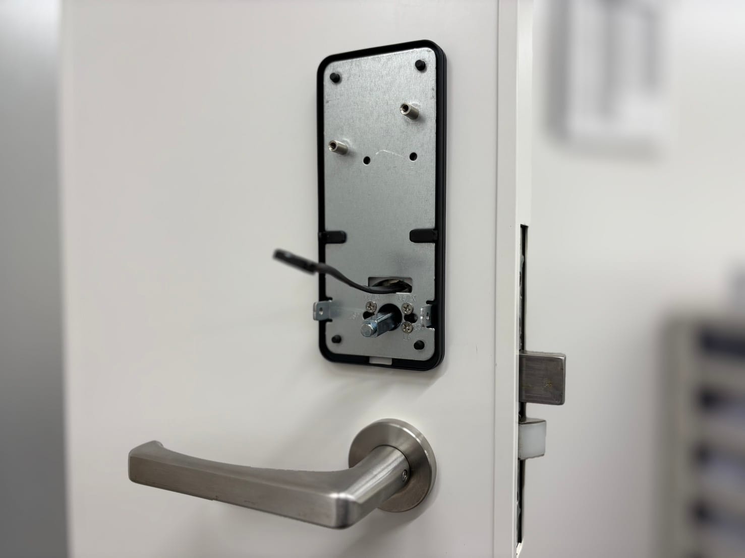 電子錠取付作業中