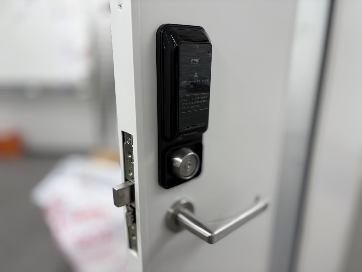 カバーを外すと既存のキーシリンダーが現れる