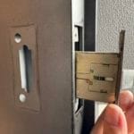 扉からケースロックを取り外す様子
