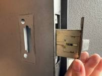 扉からケースロックを取り外す様子